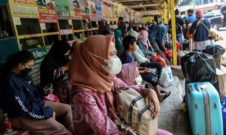 Meski PPKM Darurat, Terminal Bayangan Pondok Pinang Tetap Ramai