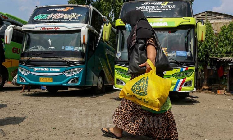 Meski PPKM Darurat, Terminal Bayangan Pondok Pinang Tetap Ramai