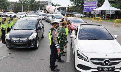 Petugas Lakukan Penyekatan di Sembilan Titik Ruas Jalan Tol Jakarta-Cikampek