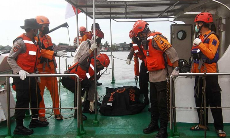 Basarnas Terus Lakukan Pencarian Korban 44 Awak Kapal Tenggelam di Perairan Kalbar
