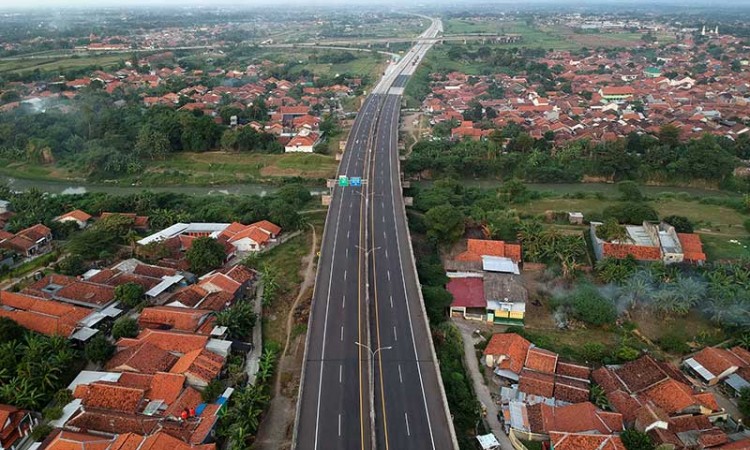 Tol Trans Jawa Sepi Setelah Adanya Kebijakan Penutupan Pintu Tol Selama PPKM Darurat