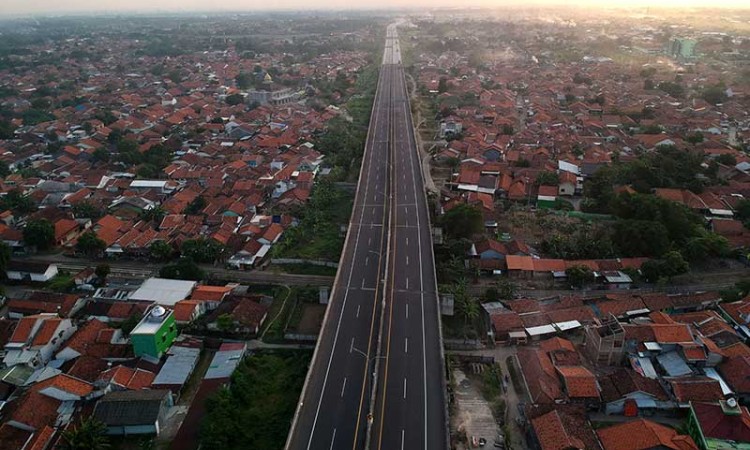 Tol Trans Jawa Sepi Setelah Adanya Kebijakan Penutupan Pintu Tol Selama PPKM Darurat