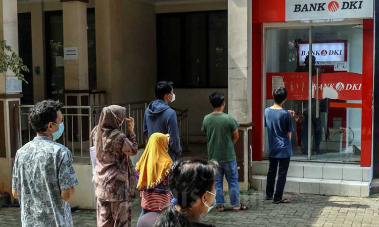 Bantuan BST Cair, ATM Bank DKI Diserbu Warga