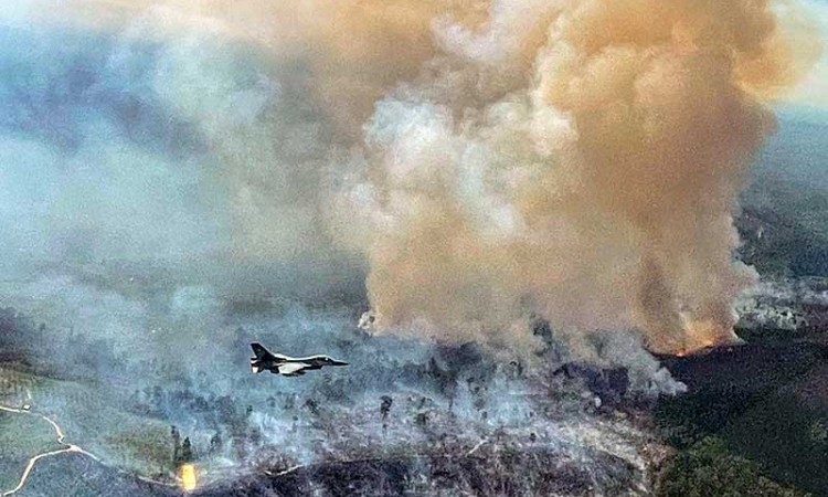 Pesawat Tempur F-16 Temukan Titik Kebakaran Hutan di Riau Saat Jalani Latihan Rutin