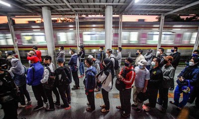 PPKM Diperpanjang, Antrean Panjang Penumpang KRL Terjadi di Sejumlah Stasiun