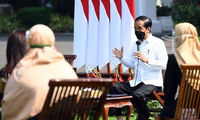 Presiden Joko Widodo Serahkan BPUM Kepada Pelaku Usaha