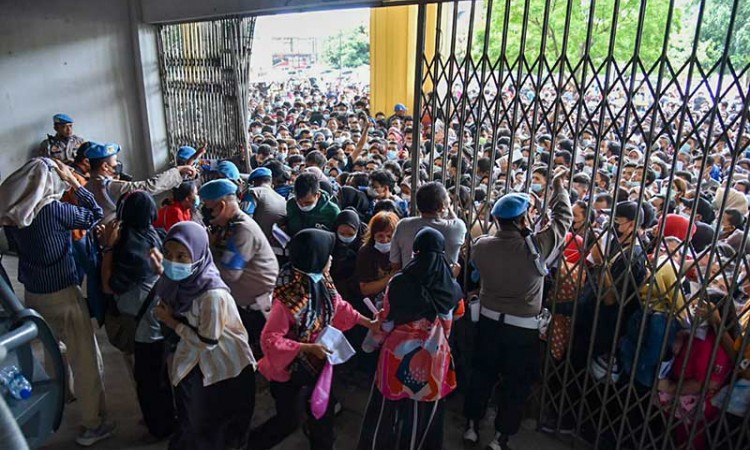 Ratusan Warga di Sumatra Utara Berebut Mendapatkan Vaksinasi Covid-19