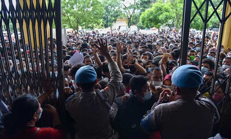 Ratusan Warga di Sumatra Utara Berebut Mendapatkan Vaksinasi Covid-19