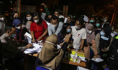 Ribuan Warga di Palangkaraya Berdesak-desakan Saat Antre Mendaftar Vaksinasi Covid-19