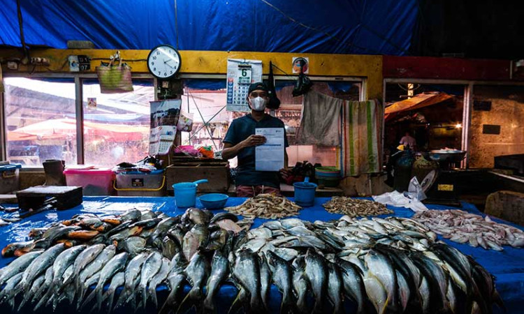 Pedagang Pasar Tradisional Wajib Menunjukan Sertifikat Vaksinasi Covid-19 Sebelum Berjualan