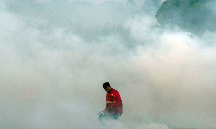 Petugas Gabungan Masih Berusaha Memadamkan Kebakaran Lahan di Sumatra Selatan