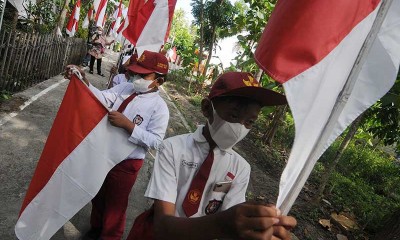 Siswa Sekolah di Klaten Ikuti Kirab 76 Bendera Merah Putih