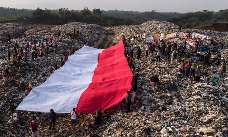 Aktivis Lingkungan di Tasikmalaya Bentangkan Bendera Merah Putih di TPAS
