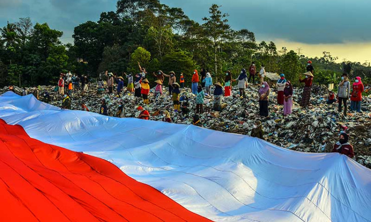 Aktivis Lingkungan di Tasikmalaya Bentangkan Bendera Merah Putih di TPAS