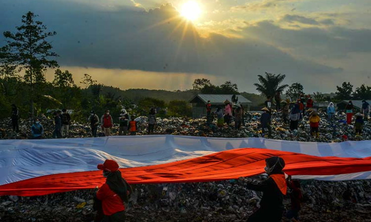 Aktivis Lingkungan di Tasikmalaya Bentangkan Bendera Merah Putih di TPAS