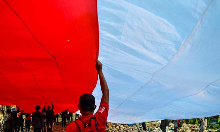 Aktivis Lingkungan di Tasikmalaya Bentangkan Bendera Merah Putih di TPAS