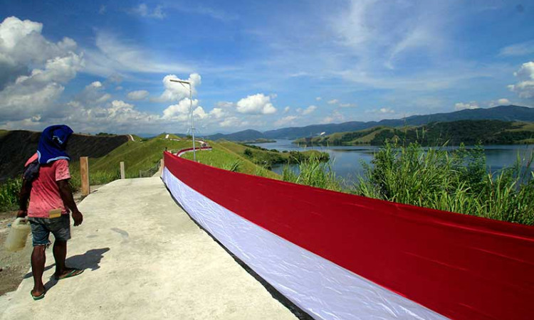 Bendera Merah Putih Sepanjang 700 Meter Dipasang di Bukit Tungku Wiri Papua