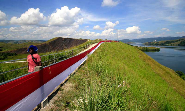 Bendera Merah Putih Sepanjang 700 Meter Dipasang di Bukit Tungku Wiri Papua