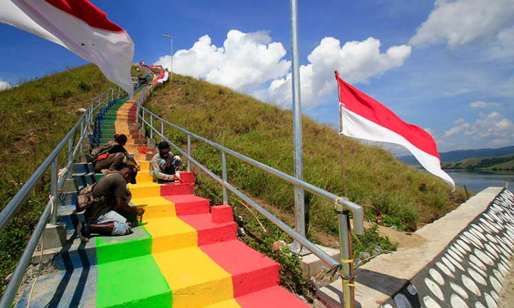 Bendera Merah Putih Sepanjang 700 Meter Dipasang di Bukit Tungku Wiri Papua