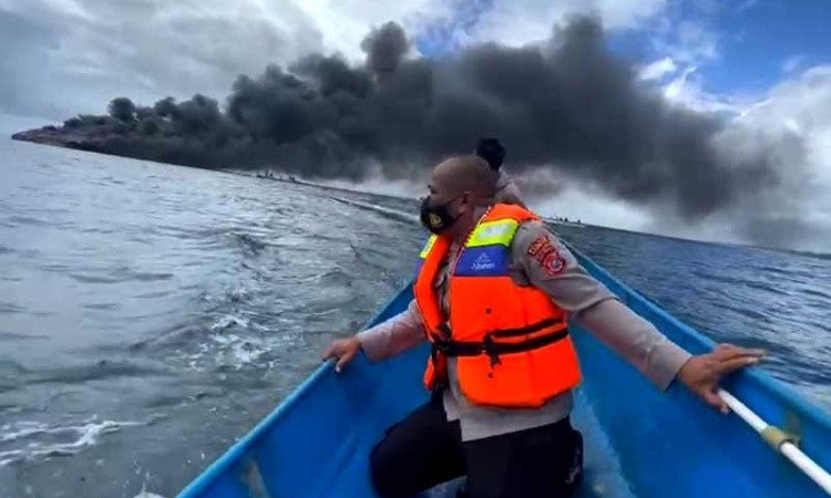 Kapal Penumpang KM Bukit Sumber Poleang Terbakar di Perairan Sulawesi Tenggara