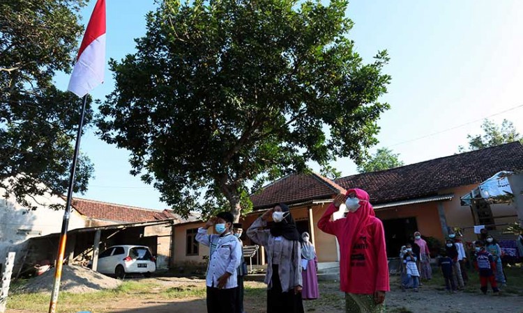 Warga di Blitar Gelar Upacara Peringatan HUT Kemerdekaan ke-76 Republik Indonesia di Halaman Rumah