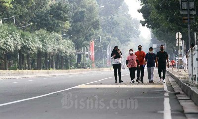 Manfaatkan Hari Libur Kemerdekaan, Warga di Jakarta Berolahraga Menggunakan Atribut Merah Putih