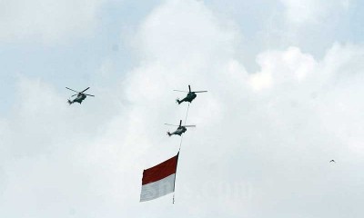 TNI AU Kibarkan Bendera Merah Putih Raksasa di Langit Jakarta