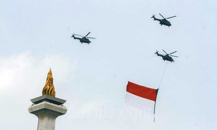 TNI AU Kibarkan Bendera Merah Putih Raksasa di Langit Jakarta