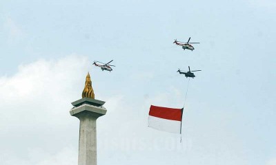 TNI AU Kibarkan Bendera Merah Putih Raksasa di Langit Jakarta