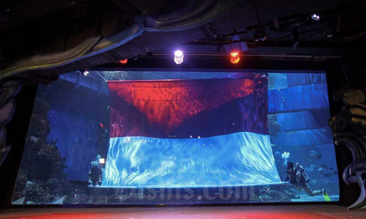 Pengibaran Bendera Merah Putih di Dalam Air