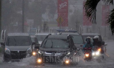 Intensitas Hujan Tinggi, Pusat Kota Padang Terendam Banjir