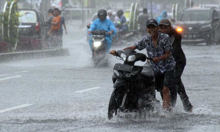 Intensitas Hujan Tinggi, Pusat Kota Padang Terendam Banjir