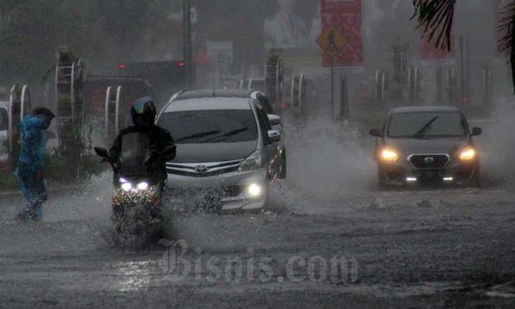 Intensitas Hujan Tinggi, Pusat Kota Padang Terendam Banjir