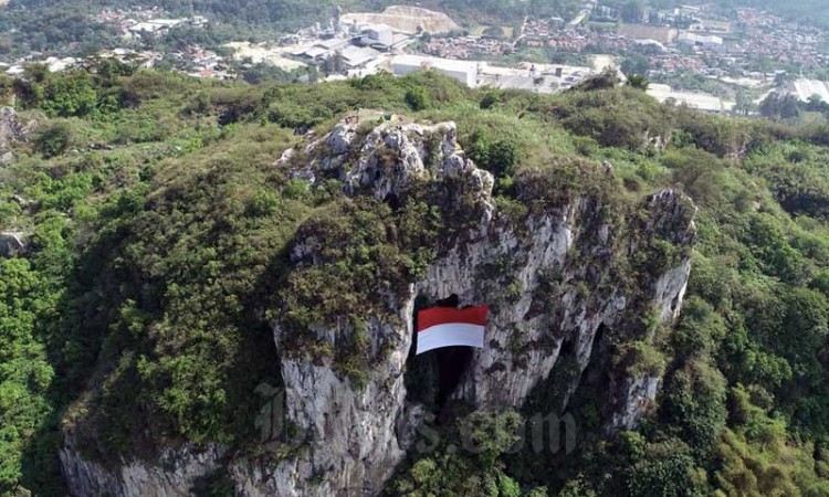 Pengibaran Bendera Raksasa di Tebing Hawu Padalarang 