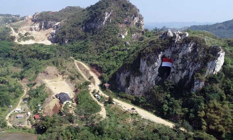 Pengibaran Bendera Raksasa di Tebing Hawu Padalarang 