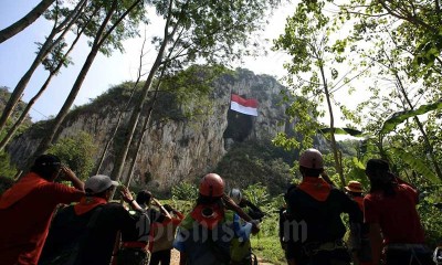 Pengibaran Bendera Raksasa di Tebing Hawu Padalarang 