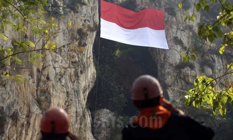 Pengibaran Bendera Raksasa di Tebing Hawu Padalarang 