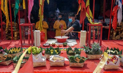 Warga Tionghoa Melakukan Ritual Sembahyang Rebutan