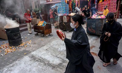 Warga Tionghoa Melakukan Ritual Sembahyang Rebutan