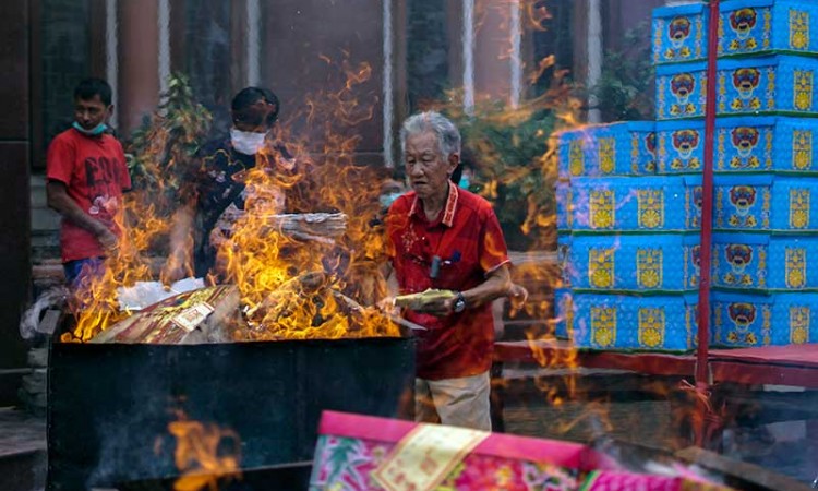 Warga Tionghoa Melakukan Ritual Sembahyang Rebutan