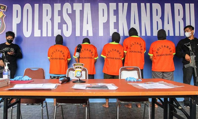 Polresta Pekanbaru Amankan Lima Calon Penumpang Pesawat Yang Menggunakan Surat PCR Palsu