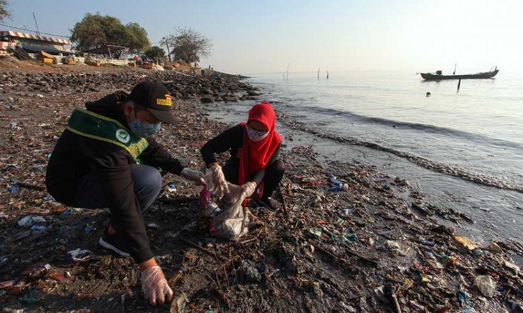 Warga Bersih-Bersih Sampah di Pantai kawasan Kedung Cowek Surabaya