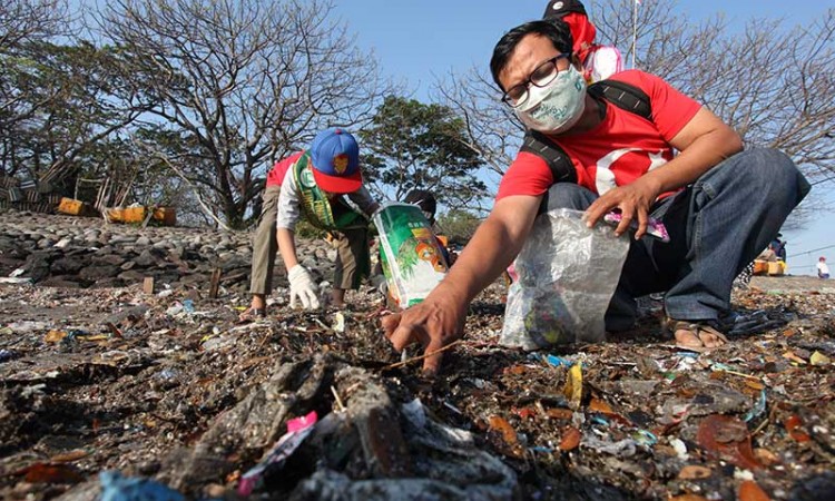 Warga Bersih-Bersih Sampah di Pantai kawasan Kedung Cowek Surabaya