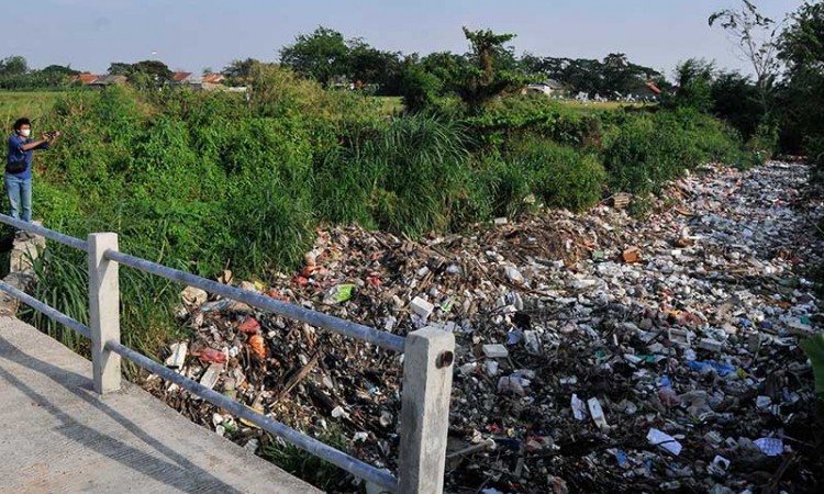 Aliran Kali Busa di Tambun Bekasi Dipenuhi Sampah Sejak Enam Bulan Yang Lalu