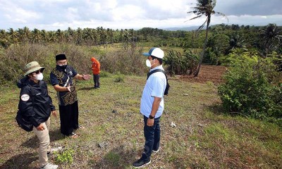 Tim Jelajah Investasi Jabar Jateng 2021 meninjau area yang diproyeksikan menjadi lokasi pembangunan Pembangkit Listrik Tenaga Banyu (PLTB) di kawasan wisata Pantai Sayang Heulang, Kabupaten Garut, Jawa Barat.