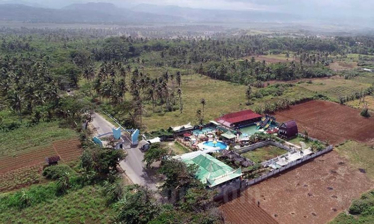 Tim Jelajah Investasi Jabar Jateng 2021 meninjau area yang diproyeksikan menjadi lokasi pembangunan Pembangkit Listrik Tenaga Banyu (PLTB) di kawasan wisata Pantai Sayang Heulang, Kabupaten Garut, Jawa Barat.