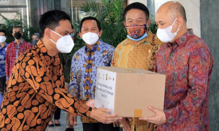 Bank Sampoerna Bagikan 30.000 Paket Sembako Untuk Masyatakat Yang Terdampak Pandemi Covid-19