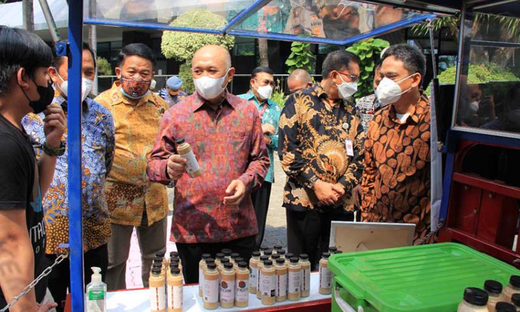 Bank Sampoerna Bagikan 30.000 Paket Sembako Untuk Masyatakat Yang Terdampak Pandemi Covid-19