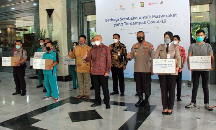 Bank Sampoerna Bagikan 30.000 Paket Sembako Untuk Masyatakat Yang Terdampak Pandemi Covid-19