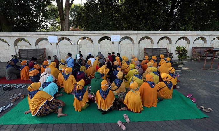 Kawasan Makan Presiden Soekarno Masih Ditutup, Peziarah Berdoa Di Luar Pagar